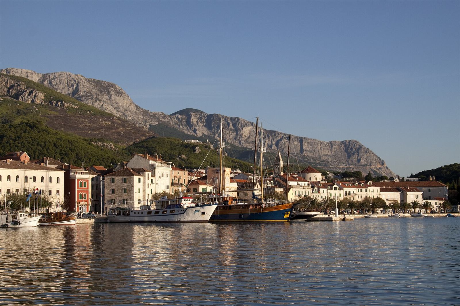 Makarska luka i Biokovo u predvečerje