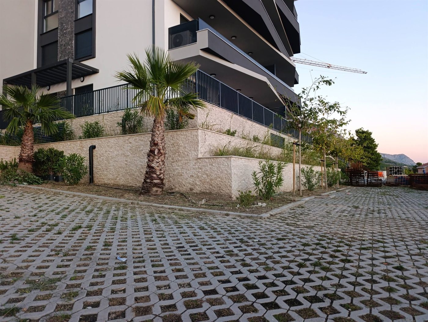 Poslije: očišćen prilaz, parking rešetke i kameni podzidi s palmama