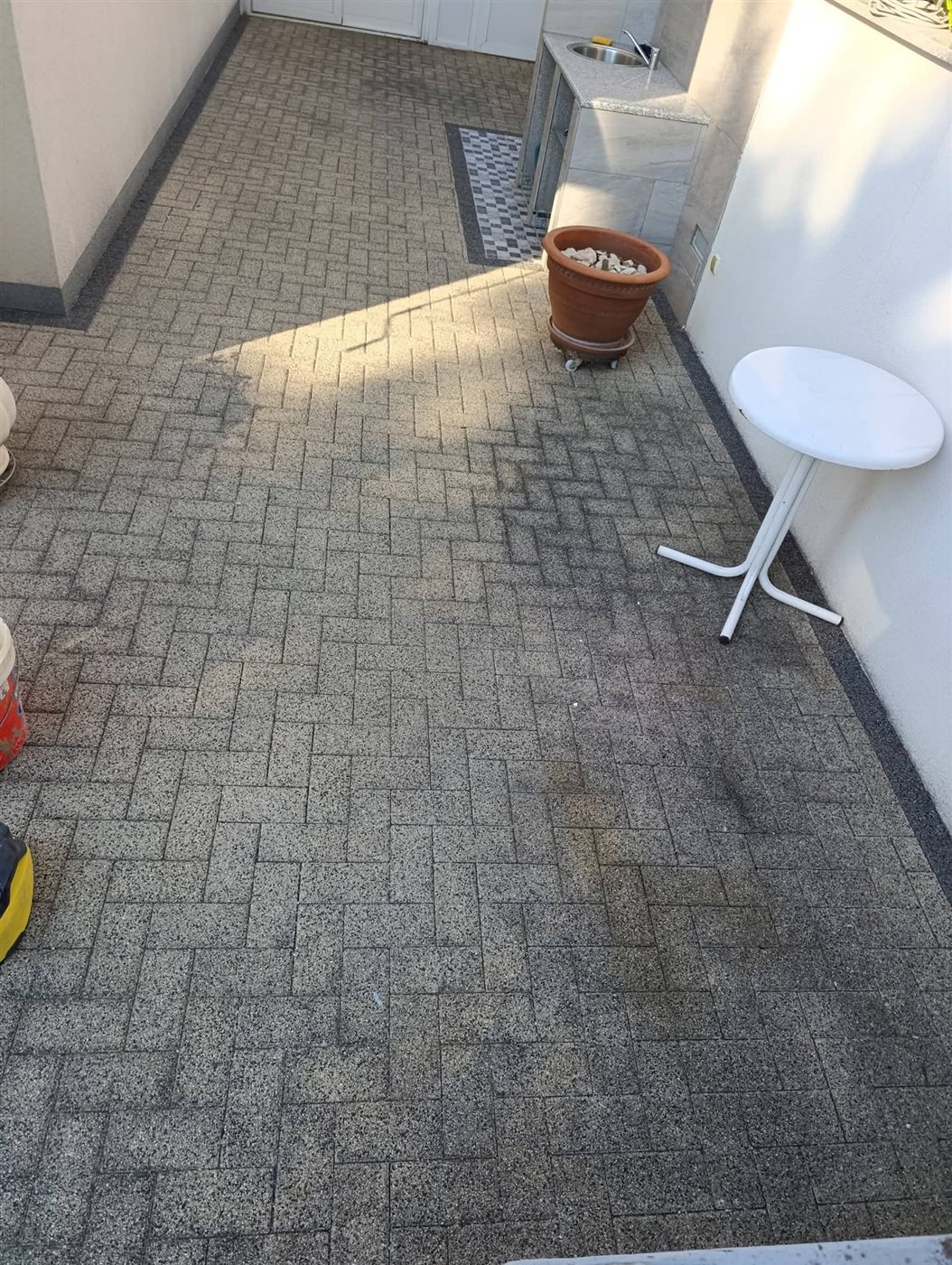 Prije: betonske kocke dvorišta prekrivene crnilom, patinom i tamnim mrljama