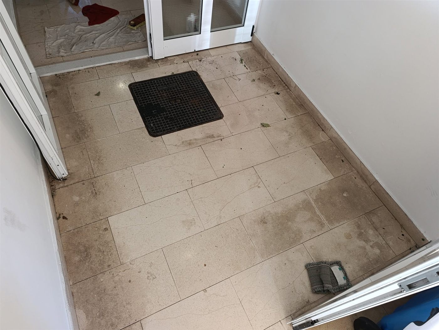 Prije: zaprljan ulazni prostor stambene zgrade